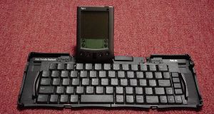左右のキーボードを内側に寄せてPalm本体を載せる